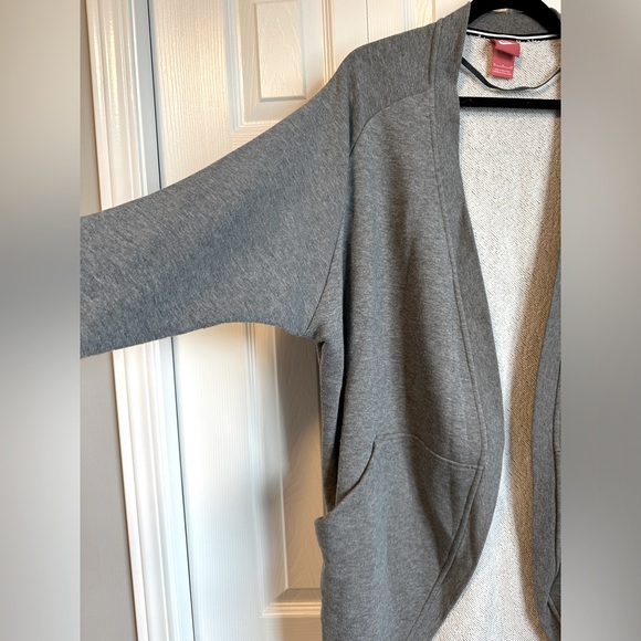 Nike cardigan, size medium - Picture 3 of 14